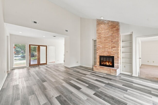 Building Photo - 14815 Inverrary Dr