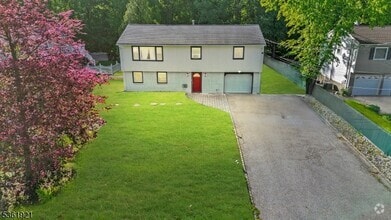 Building Photo - 8 Glencross Rd