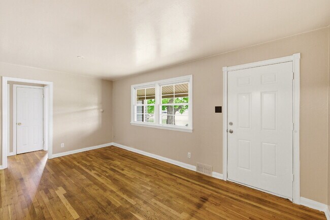 Building Photo - Four Bedroom Home In Aurora - ready ASAP. Brand New Paint Top to Bottom, with updated flooring!