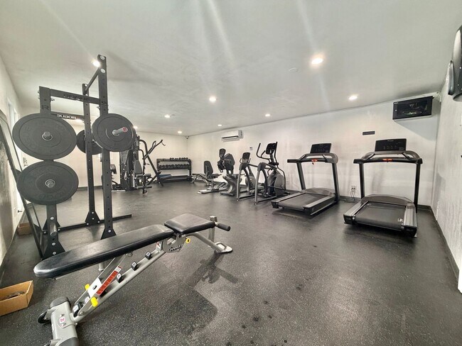 Foto del edificio - Resort-Style 1BD Condo with Pool, Spa, Gym & Gated Parking in El Segundo