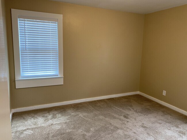 Building Photo - 3933 Brookmont Dr