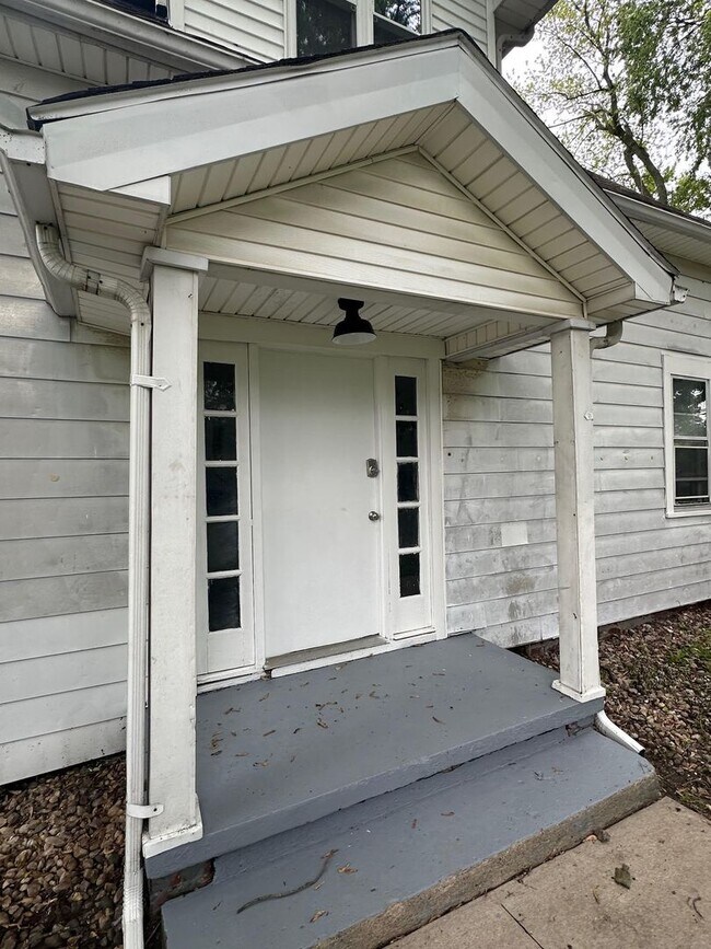 Building Photo - 1109 E Kirby Ave