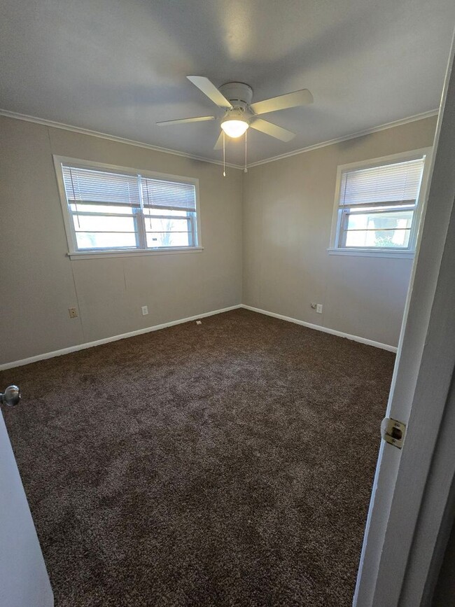 Building Photo - 4 bedroom 2 bathroom *$300 Off 1st Month S...