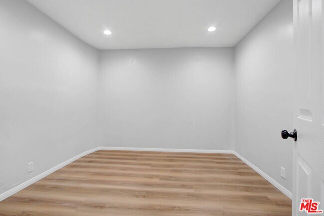 Building Photo - 609 Pico St