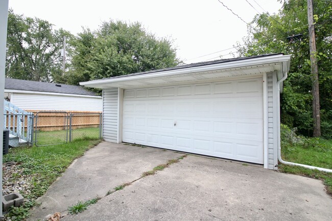 Building Photo - 3 bed 1 bath bungalow with garage and base...