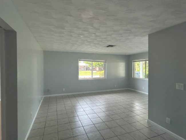 Building Photo - 860 NW 10th Terrace