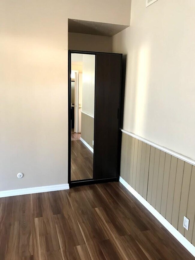tocador con espejo incluido - 6799 E Kentucky Ave
