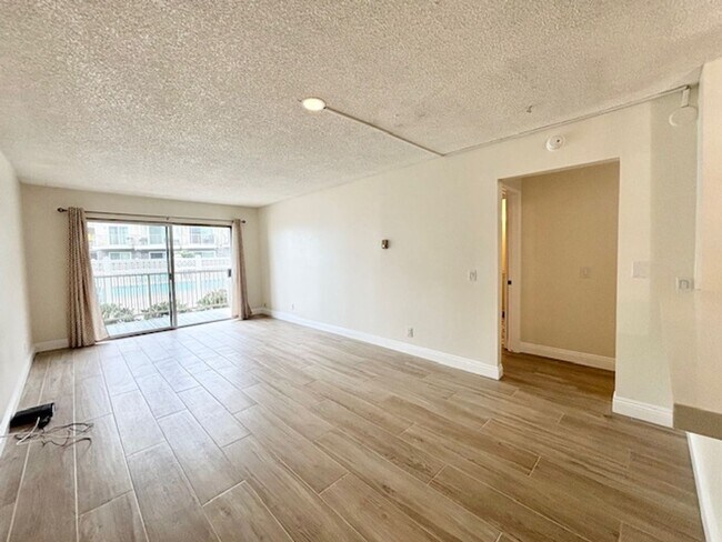 Building Photo - 326 E Surfside Dr