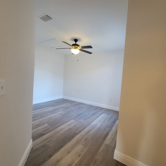 Foto del edificio - 739 Orchid Dr