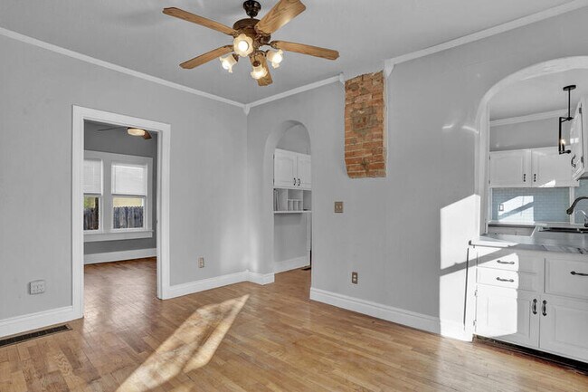 Building Photo - 926 E San Miguel St
