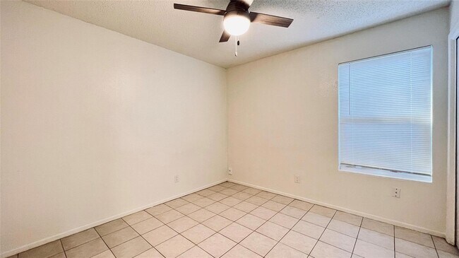 Building Photo - 8901 Pineridge Dr