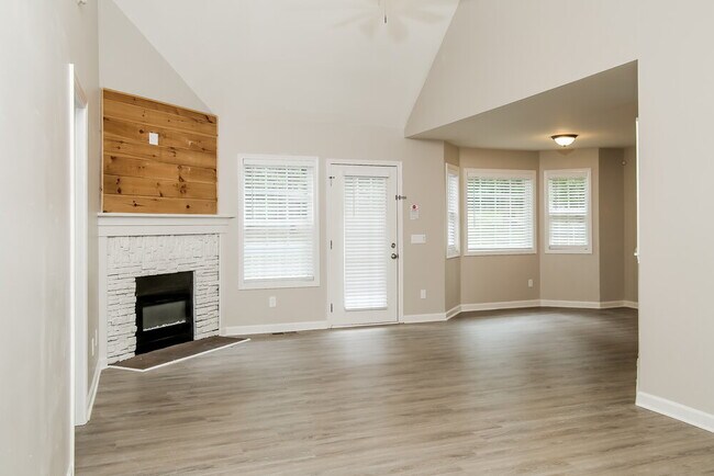 Building Photo - 305 Talon Dr SE