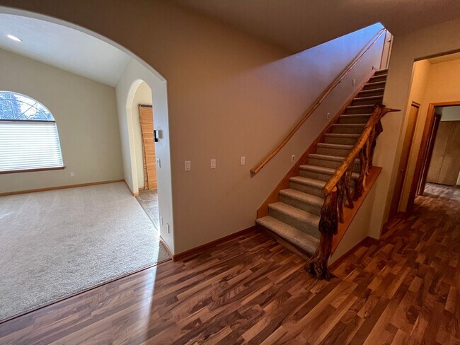 Foto del edificio - Spacious 3 Bed/3.5 Bath Home with Two Prim...