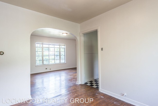 Building Photo - 109 W Oakview Pl
