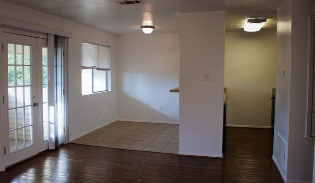 Building Photo - Renovated 2 Bed Rental with Balcony & Fireplace