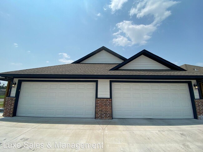 Building Photo - 3 br, 2 bath House - 5203 Oakwood Villas C...