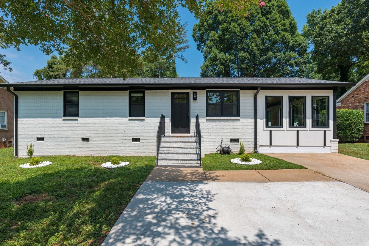 Primary Photo - 5708 Southampton Rd