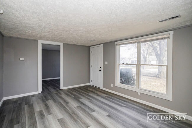 Building Photo - 1609 S Oakdale Dr