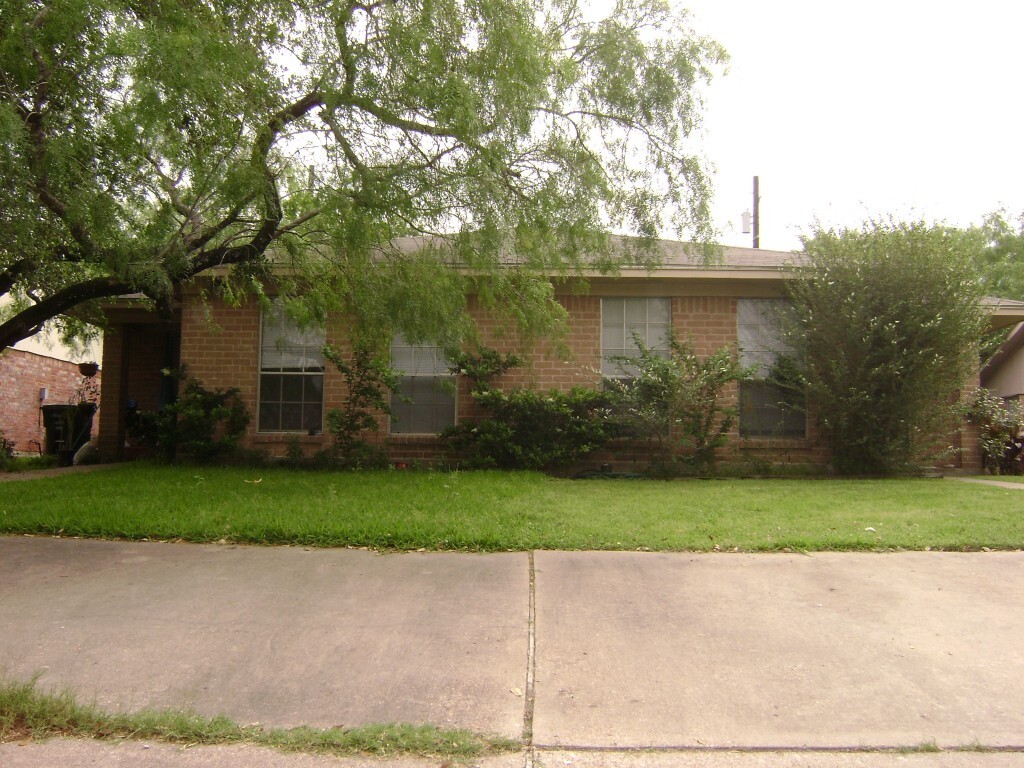 Foto principal - Bryan - 2 bedroom / 1 bath Duplex with fen...