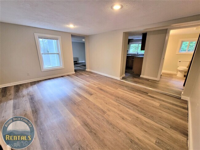 Foto del edificio - Charming 2 Bedroom Home --- Walking Distance to Campus!