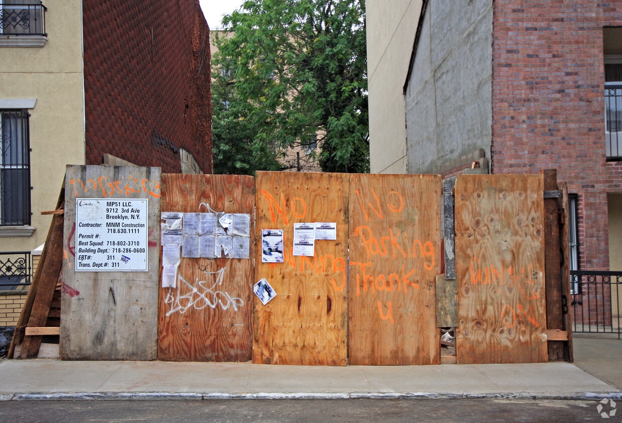 Building Photo - 208 21st St