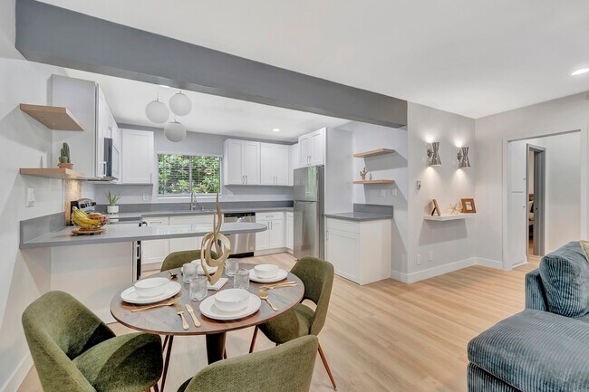 Foto del edificio - Palm View Village (Furnished Units Available)