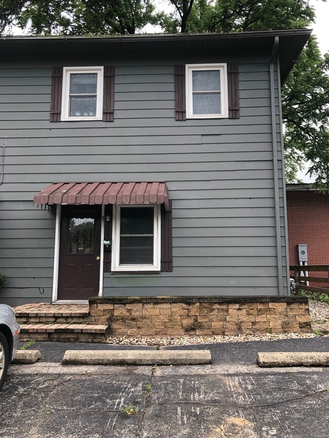 Building Photo - 933 Robinson St
