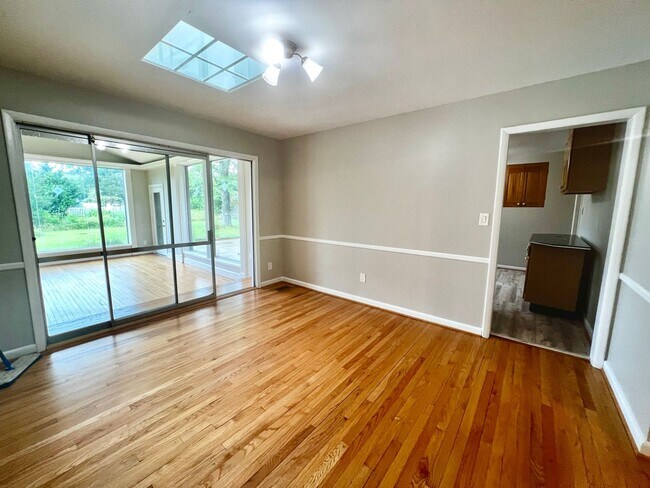 Building Photo - Charming 3 BR/2 BA Single-Family Home in E...