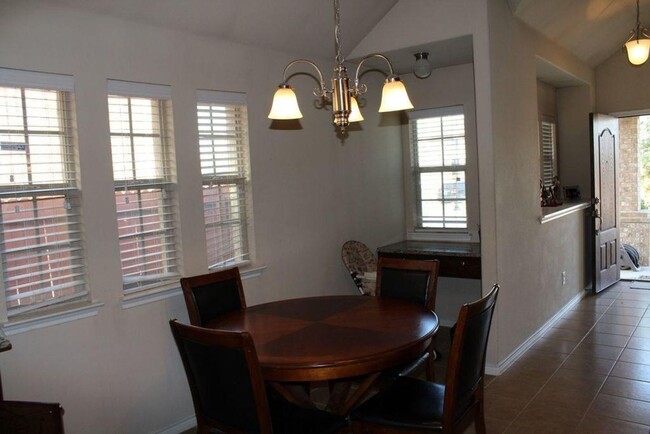 Building Photo - Charming house with a open floor plan, lar...