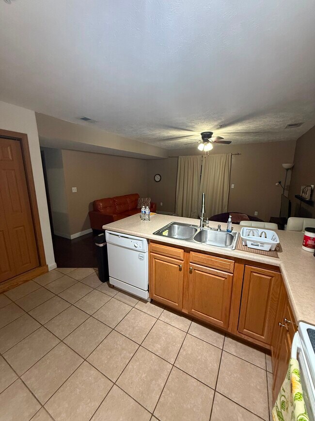 Foto del edificio - 421 Creekside Dr