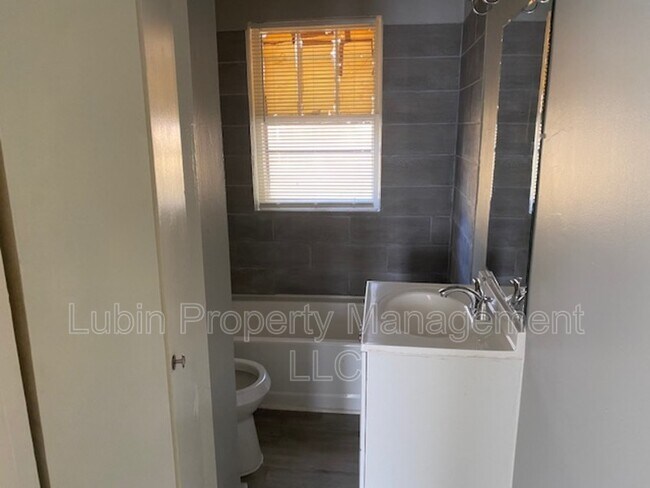 Building Photo - 3205 Carnes Ave