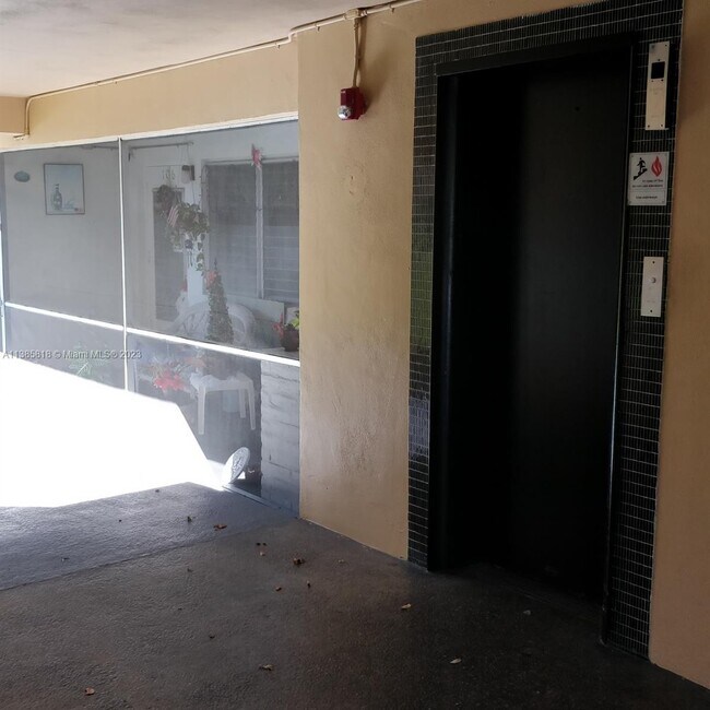 Foto del edificio - 1500 NE 127th St