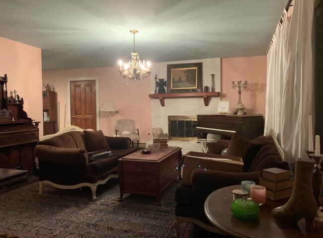 Living room - 202 Hillcrest Dr