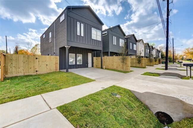 Photo - 1203 Dewalt St House