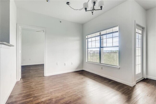 Foto del edificio - 2320 Gracy Farms Ln