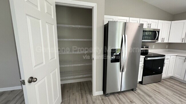 Foto del edificio - 327 Lester Ave S