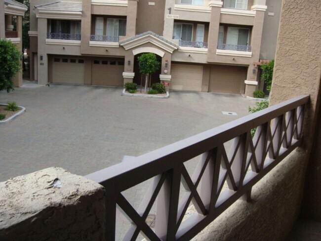 Foto del edificio - STUNNING 2 BEDROOM 2 BATH TOWNHOUSE IN GATED COMMUNITY WITH 1 CAR GARAGE ATTACHED