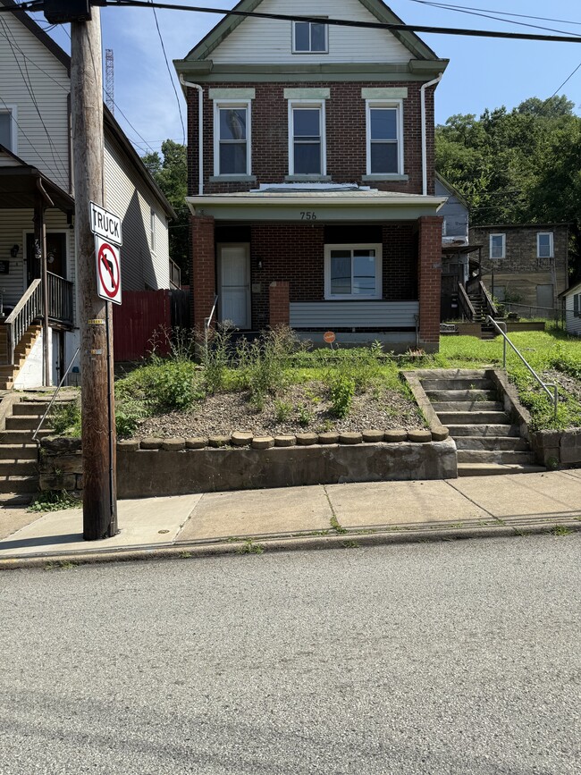 Building Photo - 756 Middle Ave