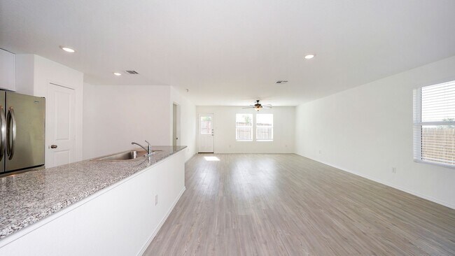 Foto del edificio - Spacious 4-bedroom, 2-bath located in Summerhill subdivision