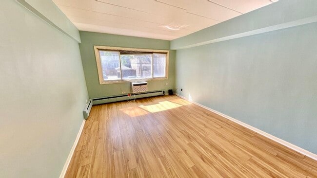 Building Photo - 5616 N Kenmore Ave