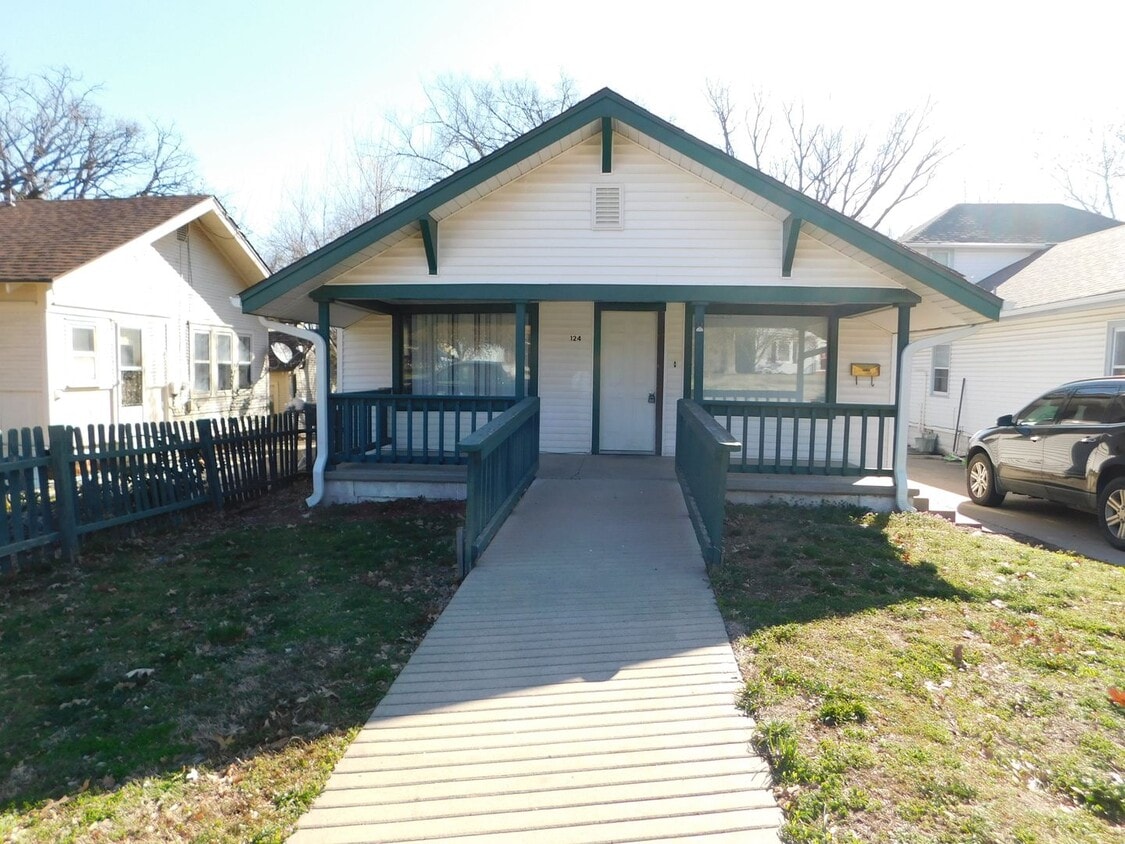 Primary Photo - Spacious 3 bedroom/1 bath home in El Dorado!