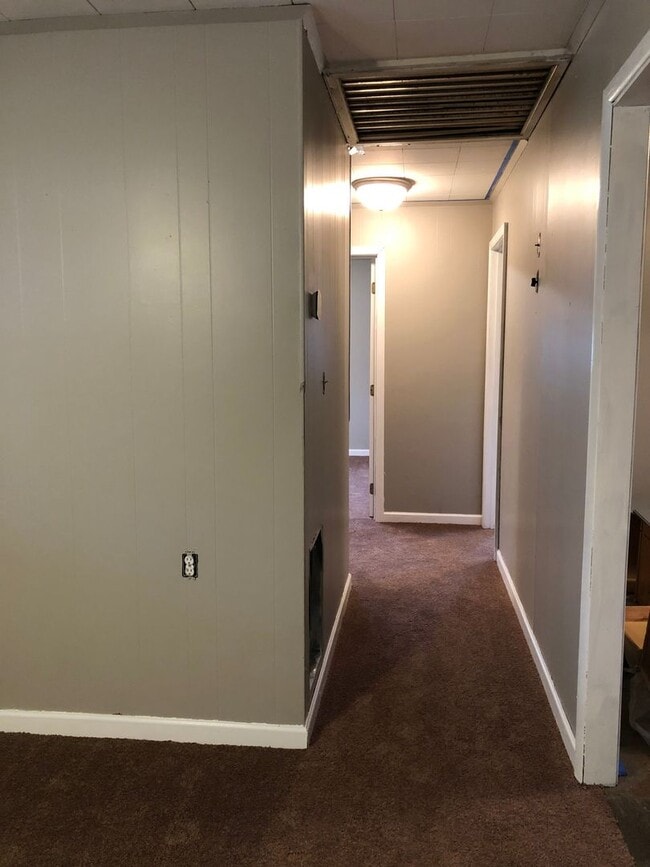 Building Photo - 3 bed/ 1 bath ranch