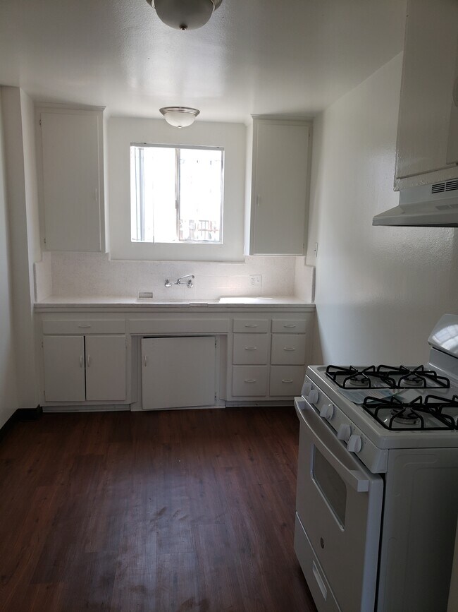 Building Photo - 819 E 120th St