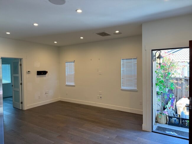 Building Photo - 136 Corkwood Ct