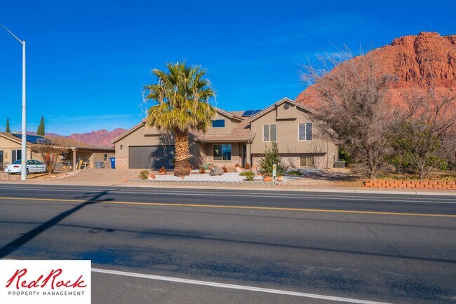 Foto del edificio - Beautiful 5 Bedroom Home with a Large Back...
