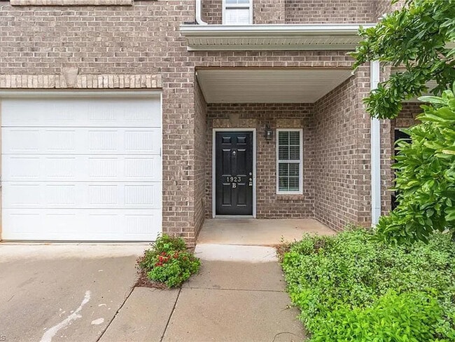 Building Photo - Earn Wealth While Leasing - Like a Homeown...