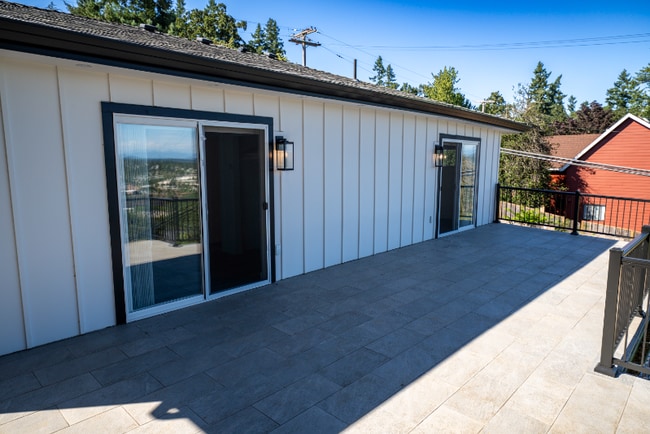 Building Photo - 4685 Riverview Ave