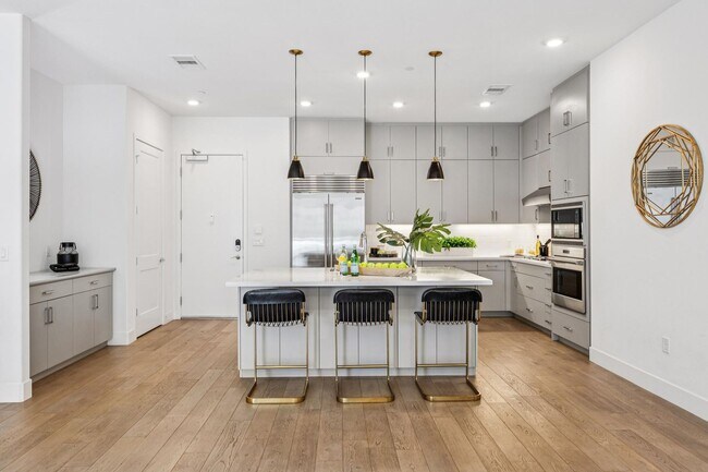 Foto del edificio - Luxury Single-Level Corner Residence with Wolf Kitchen & Private Garage