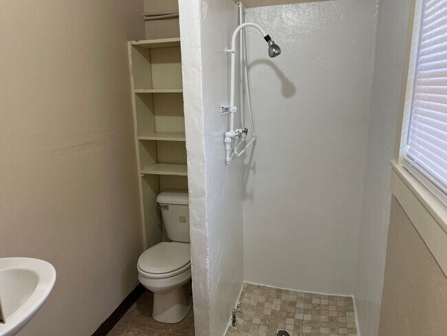 Foto del edificio - 232 1/2-230 1/2 Wilson Ave