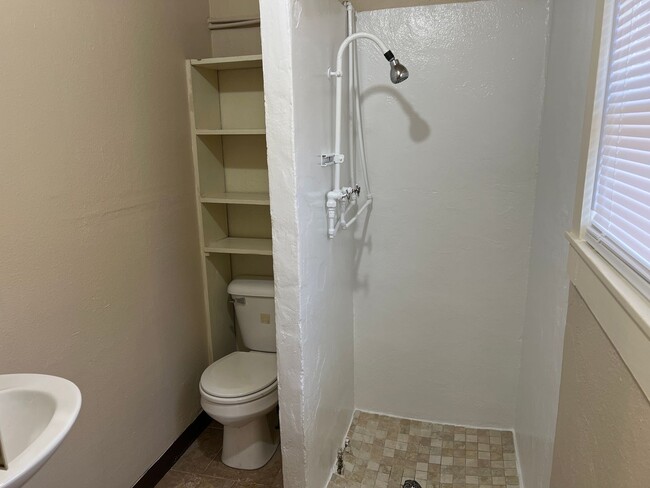 Building Photo - 232 1/2-230 1/2 Wilson Ave